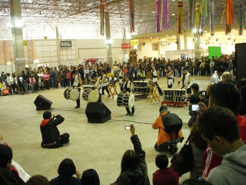 ブラジルで和太鼓演奏に取り組むグループの発表のステージ