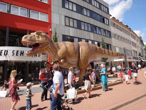 子供達に人気のティラノザウルスがショッピング街に出没！
