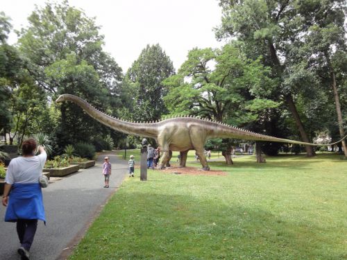 緑の公園に現れた巨大な草食恐竜