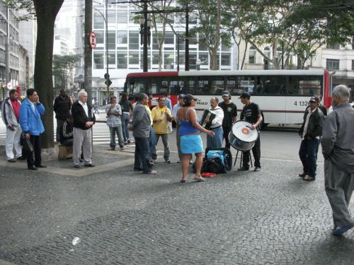 サンパウロの商業地区(セー大聖堂の前)で平日の昼間に生演奏をする人と音楽に合わせて踊る女性