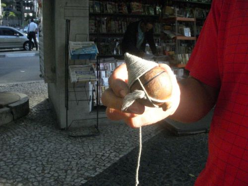 ブラジルで身近に売られている投げゴマ