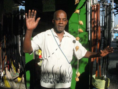 店の屋根から吊るされて売られていた投げゴマ