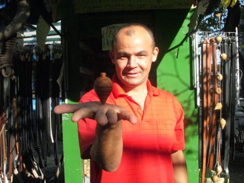 投げゴマを手のひらで回している人