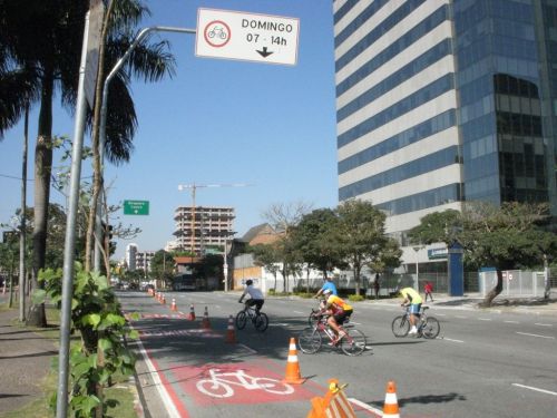 サイクリングで交差する自転車専用道へ横断している。看板には日曜日の午前７時〜午後2時が自転車専用道になることを表示している