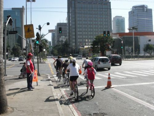 日曜は交通量が少ない５、６車線あるサンパウロ市内のブリガデイロ・ファリャ・リマ大通り