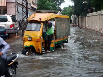 水しぶきを上げて走るトゥクトゥク