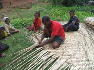 壁材を編んでいるところ