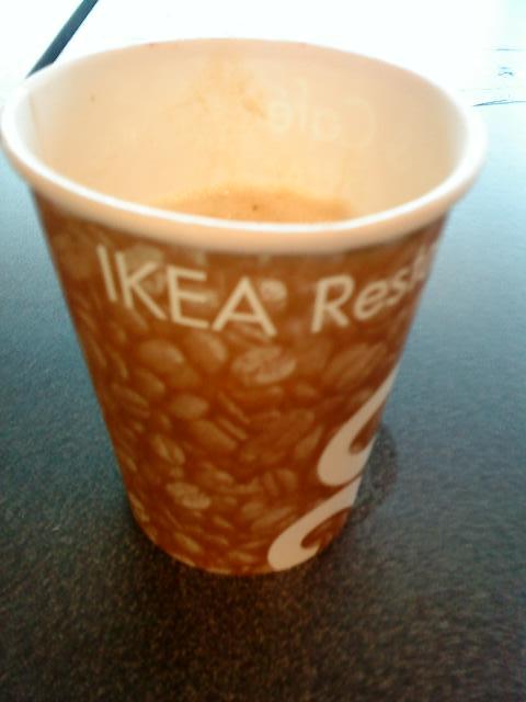 コーヒーも5クローナ、コーラやファンタは7クローナ（84円）　飲み物はセルフサービスでおかわり自由です