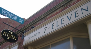 ちょっとイメージと違うセブン-イレブンの看板