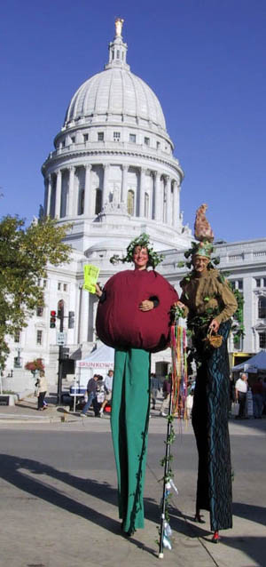 マディソンで行われたパレードにビートの仮装をしたローラーさんとマッシュルームの仮装をしたロッブさん