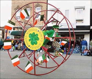 ミルウォーキーのセントパトリックスデイのパレードにて。もちろん、ロッブはレプラコーンの仮装をしている