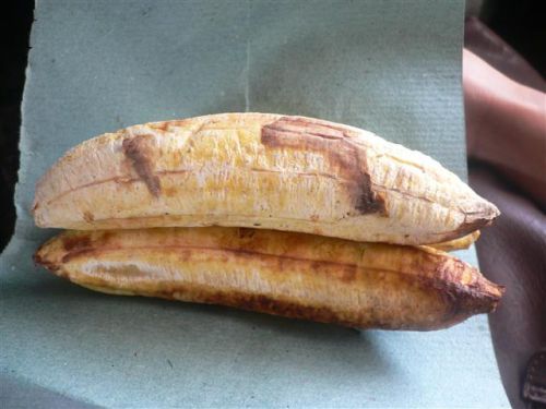 ゴンジャ(バナナを炭火で焼いたもの)は、甘くておいしい