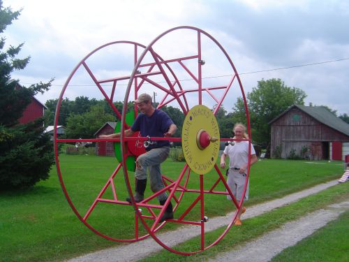 夫のジョンが畑ブーツのままでWacky Wheelerの指導を受ける