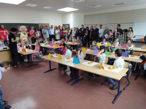 一年生のクラスの様子。机に名札があり、巨大ブレッツェルがプレゼントされました