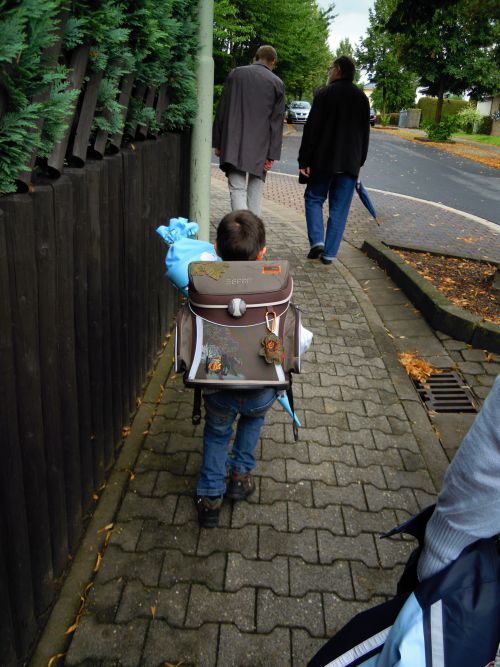 大きすぎるランドセル！プレゼントが詰まったシュールテューテを抱えて