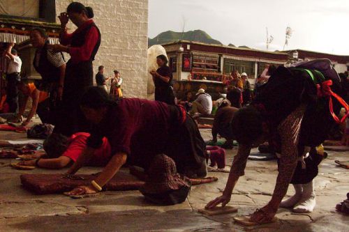 五体投地する人たち。バターランプとお香のにおいが強い