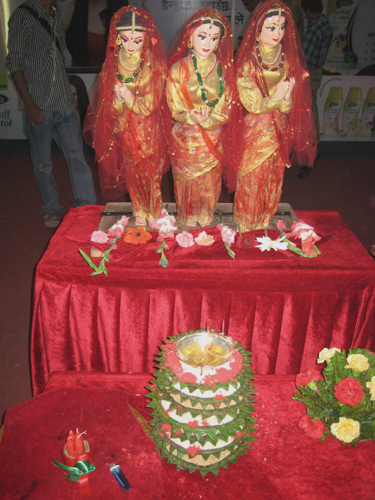 お祈りする女性たち