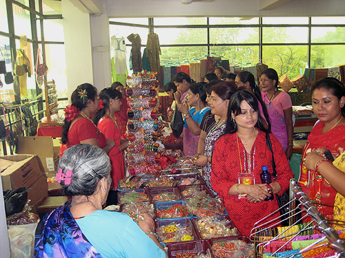 腕輪「チュラ」売り場に詰め掛ける買い物客