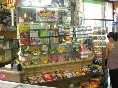 実はレジの後ろに密かにドリルを置いて販売しているパン屋のレジカウンター