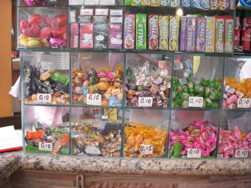 小売商店やパン屋さんのレジ付近はアメ玉やガムばかりですが、レジにいる店員さんに尋ねるとドリルを出してくれることが多いです