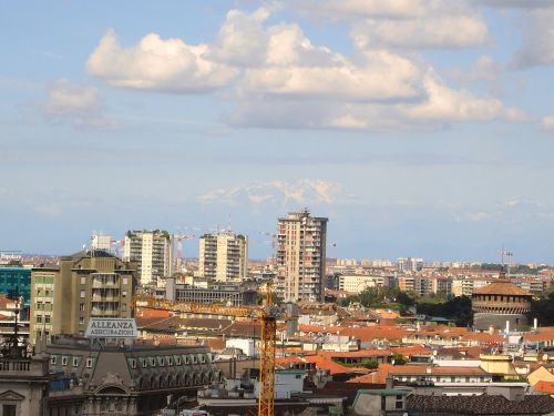 空に浮きあがるように見えるモンテ・ローザ