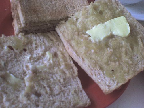 サンドの中にはカヤジャムとバターがたっぷり。ちょっとしつこすぎると感じることもあります