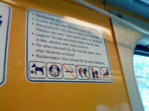 「ペット連れの方は後ろに乗ってください」アレルギーのある乗客への配慮です。「アレルギーのある人は前方の席に座ってください」と、この案内板の上から3番目に書いています