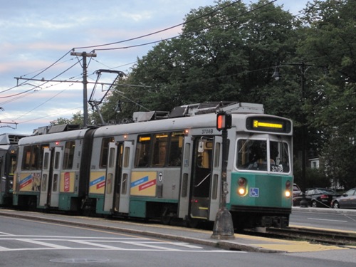 中心部を抜けると、外を走る地下鉄グリーンライン