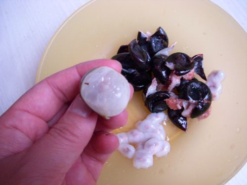 黒紫の皮の中からみずみずしい甘い白い果肉がでてきます