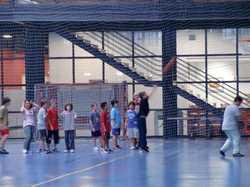 バスケットボールをする子供達。市運営のスポーツクラブにて