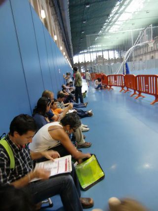 子供の水泳教室申し込みのため、早朝5時から並ぶ親たち