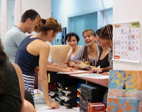 申し込みが無事済み、ホッとして受付の人と談笑する親。並んだ甲斐がありましたね!