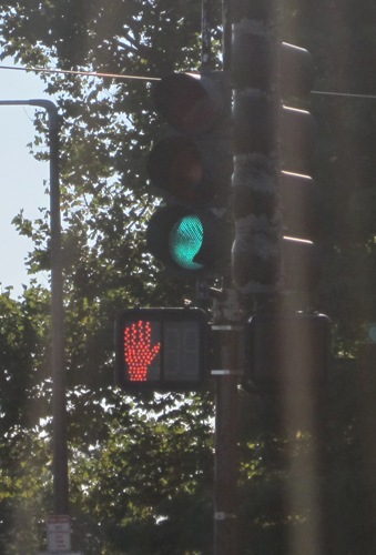 歩行者用信号の「止まれ」（赤）のマーク