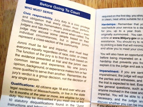 「陪審員として出廷するのは国民の義務」と書かれた説明書