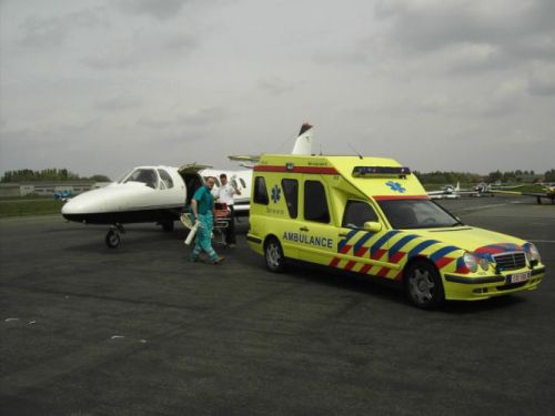 小型飛行機を使って緊急患者を運ぶことも