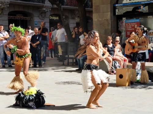 ポリネシアダンス。期間中、街角で各国のダンスが見られました