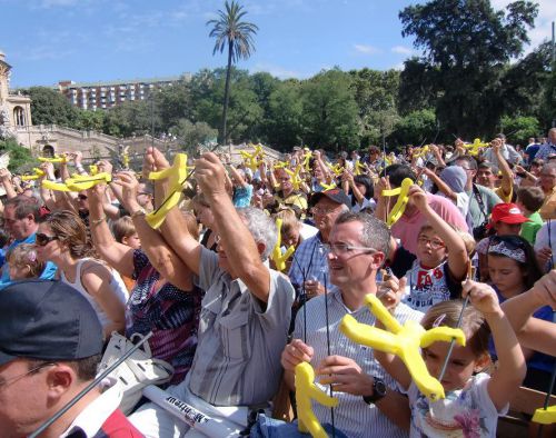 クラッシックバレエのレッスンを受ける人々。狭いので人形で体験です