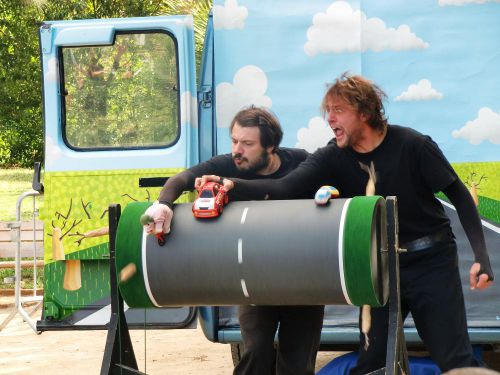 大喝采!道路を走る車や動物のアクションシーン。グットアイデア!