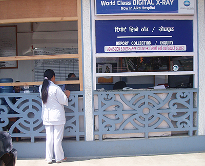 レポート受け取りカウンターは屋外。雨の日は…