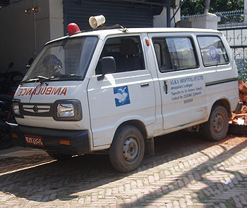 救急車？というか普通のミニバンです