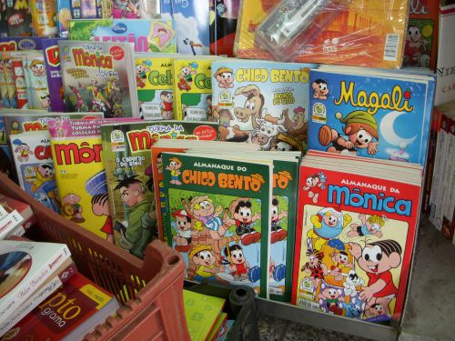 町中のバンカ（雑誌販売所）で売られているトゥルマ・ダ・モニカの漫画