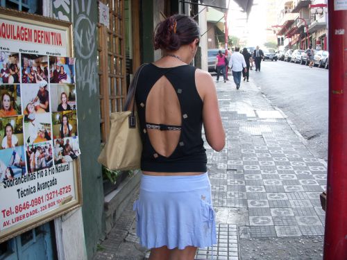 背中の部分がくりぬかれた装い。見（魅？）せるためにブラジャーは豹柄です