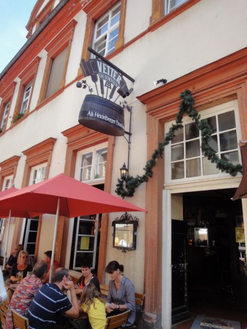 お店の外観。橋からまっすぐお城へ向かう途中の石畳の路地にあります