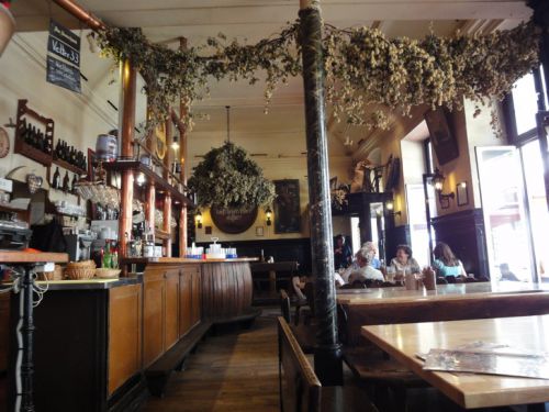 お店の中は天井にドライホップが飾られてビール醸造所らしい落ち着いた造り