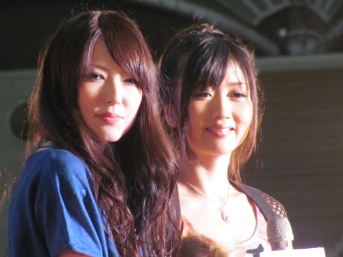 波多野結衣(左)と大槻ひびき(右)