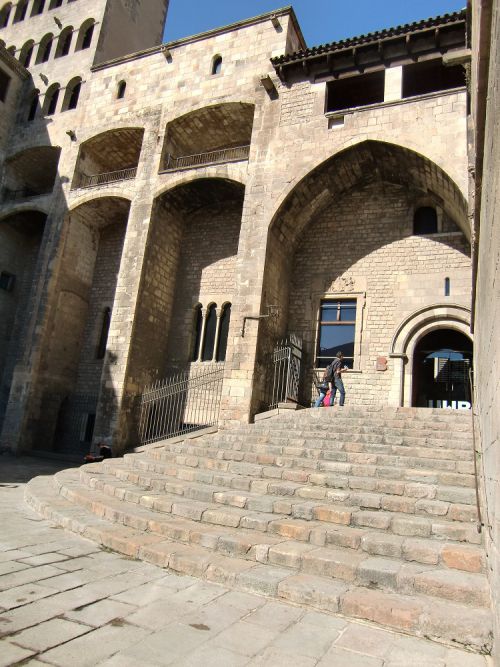 この階段を上がり、女王に謁見した。14世紀のバルセロナ旧市街の王宮
