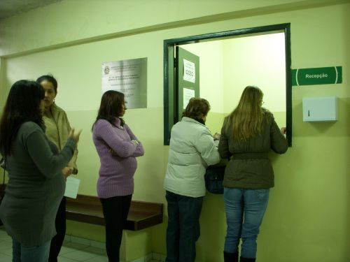 公立病院の超音波検査を受けるために窓口に並ぶ女性たち