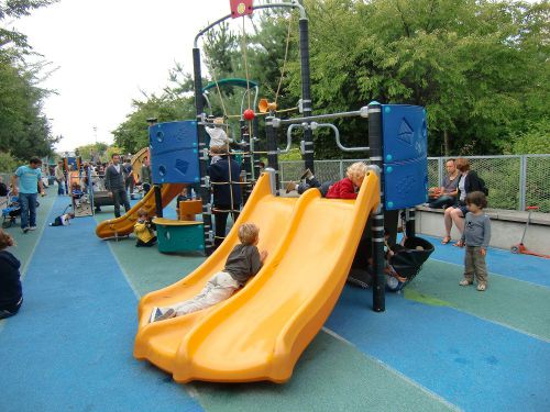 公園内遊具場は、子供の数と同等、あるいはそれ以上の大人がいて込み合う