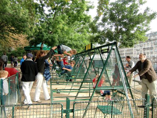 17区の公園内のブランコ。2人ずつ乗る、このタイプが多い