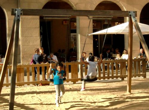 スペインでは日本と同様、ブランコは自由に遊べます。バルセロナゴチック地区